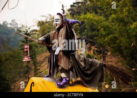 Vieille femme sorcière figurine dans le jardin en plein air sur la montagne de la forêt à pai ville colline vallée à Mae Hong son, Thaïlande Banque D'Images