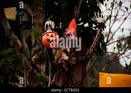 Vieille femme sorcière figurine dans le jardin en plein air sur la montagne de la forêt à pai ville colline vallée à Mae Hong son, Thaïlande Banque D'Images