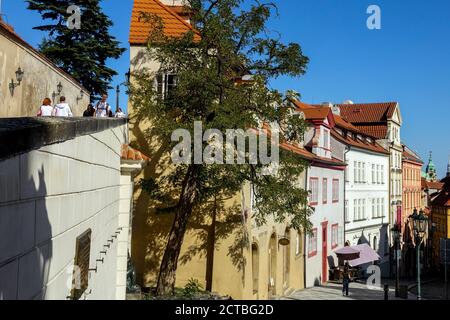 Prague Nerudova Street immeubles d'appartements Prague rue Mala Strana scène de rue Banque D'Images