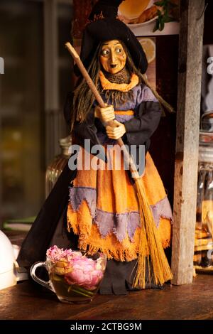 Vieille femme sorcière figurine dans le jardin en plein air sur la montagne de la forêt à pai ville colline vallée à Mae Hong son, Thaïlande Banque D'Images