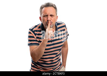 Angry expression homme modèle faisant shush calme geste secret à l'aide index portant des vêtements d'été élégants isolés sur blanc studio arrière-plan Banque D'Images