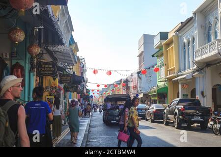 Phuket, Thaïlande - 26 février 2018 : rue de la vieille ville de Lard Yai avec des touristes et des habitants de la région Banque D'Images