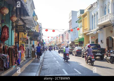 Phuket, Thaïlande - 26 février 2018 : rue de la vieille ville de Lard Yai avec des personnes à pied Banque D'Images