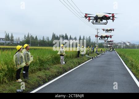 Hangzhou, province chinoise du Zhejiang. 22 septembre 2020. Les contrôleurs de drones font la démonstration du fonctionnement des drones lors d'un événement célébrant le Festival de récolte des agriculteurs chinois à Datong, ville de Jiande, province de Zhejiang, en Chine orientale, le 22 septembre 2020. Credit: Weng Xinyang/Xinhua/Alay Live News Banque D'Images