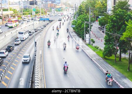 Phuket, Thaïlande - 26 février 2018 : beaucoup de voitures et motocyclistes sur l'autoroute, vue de dessus Banque D'Images