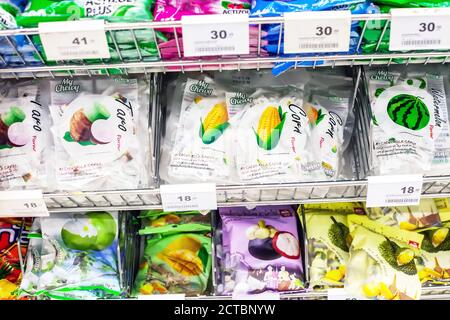 Phuket, Thaïlande - 26 février 2018 : assortiment de bonbons sucrés à base de fruits en paquet. Maïs, pastèque, coconu, mangoustan, taro légume mon lait de brebis Banque D'Images