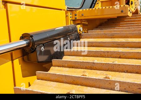 Gros plan détaillé d'une chaîne et d'une pompe hydraulique de un bulldozer Banque D'Images