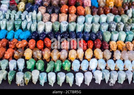 De nombreuses rangées multicolores de petits éléphants figurines en pierre naturelle vendant sur le marché de rue thaïlandais, concentration sélective Banque D'Images