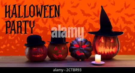 Citrouilles effrayantes sur fond orange foncé avec texte de fête d'halloween. La nuit de la peur. Design pour la vente, le copyspace. Halloween, vendredi noir, cyber lundi, ventes, concept d'automne. Dépliant publicitaire. Banque D'Images