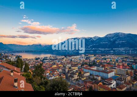Vue panoramique sur la ville de Locarno et le lac alpin majeur à Dusk, au Tessin, en Suisse. Banque D'Images