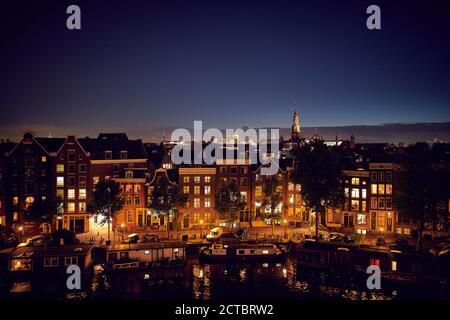 Belle Amsterdam de nuit avec ciel clair Banque D'Images