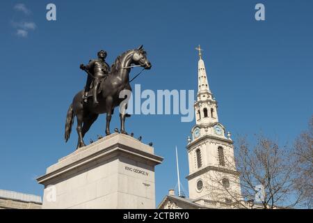 Statue équestre du roi George IV à Trafalgar Square avec le clocher de l'église St Martin-in-the-Fields en arrière-plan, Londres, Angleterre. Banque D'Images