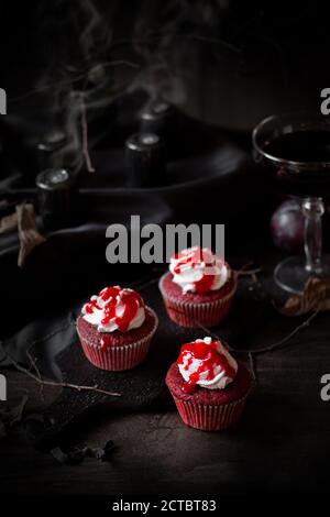 Des petits gâteaux en velours rouge effrayants pour Halloween Banque D'Images