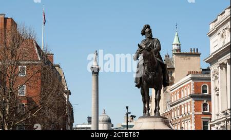 Statue équestre du duc de Cambridge à Whitehall avec colonne de Nelson en arrière-plan, Londres, Angleterre Banque D'Images
