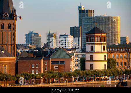 Horizon de Düsseldorf sur le Rhin, vieille ville, promenade au bord de la rivière, GAP 15 bâtiments, tour du château, Düsseldorf, NRW, Allemagne, Banque D'Images