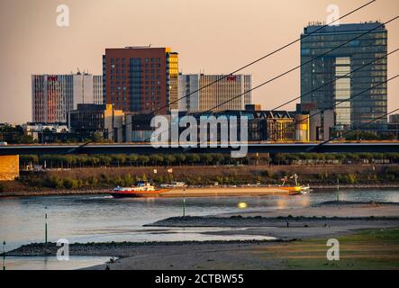 Horizon de Düsseldorf sur le Rhin, immeubles en hauteur, complexe de bâtiments rwi4, porte d'entrée de la ville, pont Oberkassler, Düsseldorf, NRW, Allemagne, Banque D'Images