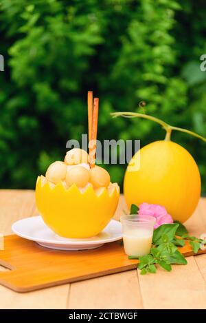 Bingsoo de melon avec du lait concentré sucré sur une table en bois Banque D'Images