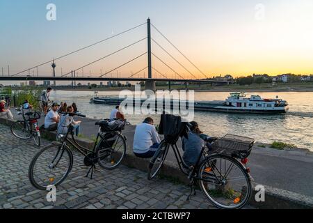 Horizon de Düsseldorf sur le Rhin, tour du Rhin, Oberkassler Brücke, les gens apprécient l'ambiance de la soirée en été, sur les rives du Rhin, Düsseldorf, N Banque D'Images