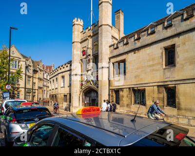 Cambridge City Centre - taxis et vélo passent devant le Chirts College Gatehouse, une partie de l'université de Cambridge, dans le centre historique de Cambridge au Royaume-Uni. Banque D'Images