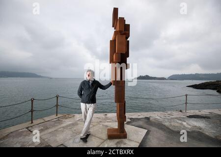 Sir Antony Gormley pose une photo à côté de son œuvre « look II » sur West Hoe Pier à Plymouth, qui fait partie de l'exposition « Making IT », avec de nouvelles œuvres d'Antony Gormley, Kehinde Wiley et Lenore Antunes, au musée Box de Plymouth, Devon. Banque D'Images