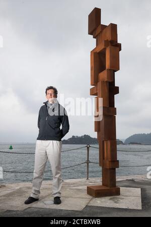 Sir Antony Gormley pose une photo à côté de son œuvre « look II » sur West Hoe Pier à Plymouth, qui fait partie de l'exposition « Making IT », avec de nouvelles œuvres d'Antony Gormley, Kehinde Wiley et Lenore Antunes, au musée Box de Plymouth, Devon. Banque D'Images