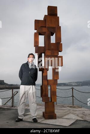 Sir Antony Gormley pose une photo à côté de son œuvre « look II » sur West Hoe Pier à Plymouth, qui fait partie de l'exposition « Making IT », avec de nouvelles œuvres d'Antony Gormley, Kehinde Wiley et Lenore Antunes, au musée Box de Plymouth, Devon. Banque D'Images