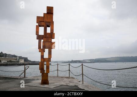 Vue générale de l'œuvre de Sir Antony Gormley 'look II' sur West Hoe Pier à Plymouth, qui fait partie de l'exposition 'Making IT', avec de nouvelles œuvres d'Antony Gormley, Kehinde Wiley et Lenore Antunes, au musée Box de Plymouth, Devon. Banque D'Images