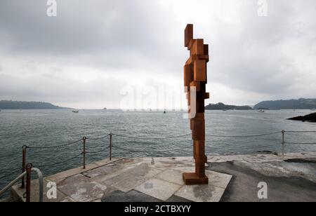 Vue générale de l'œuvre de Sir Antony Gormley 'look II' sur West Hoe Pier à Plymouth, qui fait partie de l'exposition 'Making IT', avec de nouvelles œuvres d'Antony Gormley, Kehinde Wiley et Lenore Antunes, au musée Box de Plymouth, Devon. Banque D'Images