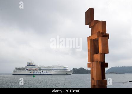 Vue générale de l'œuvre de Sir Antony Gormley 'look II' sur West Hoe Pier à Plymouth, qui fait partie de l'exposition 'Making IT', avec de nouvelles œuvres d'Antony Gormley, Kehinde Wiley et Lenore Antunes, au musée Box de Plymouth, Devon. Banque D'Images