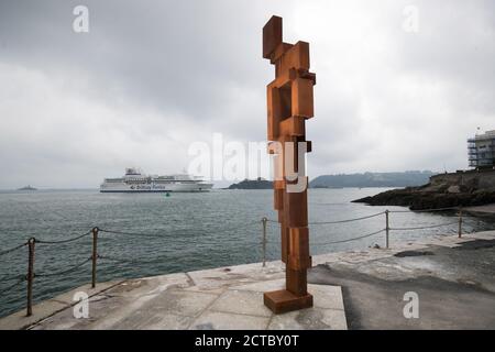 Vue générale de l'œuvre de Sir Antony Gormley 'look II' sur West Hoe Pier à Plymouth, qui fait partie de l'exposition 'Making IT', avec de nouvelles œuvres d'Antony Gormley, Kehinde Wiley et Lenore Antunes, au musée Box de Plymouth, Devon. Banque D'Images