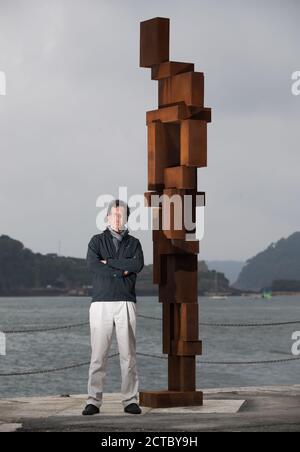 Sir Antony Gormley pose une photo à côté de son œuvre « look II » sur West Hoe Pier à Plymouth, qui fait partie de l'exposition « Making IT », avec de nouvelles œuvres d'Antony Gormley, Kehinde Wiley et Lenore Antunes, au musée Box de Plymouth, Devon. Banque D'Images