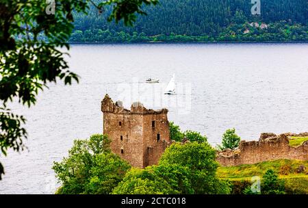 Les ruines pittoresques du château d'Urquhart Caivol na Sròine, célèbre pour les observations de Nessie, Loch Ness, Inverness, Écosse Banque D'Images