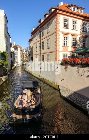 Canal de Prague Certovka - Devils canal bateau passant avec les touristes Prague Mala Strana Kampa Island Prague Stream République Tchèque Banque D'Images