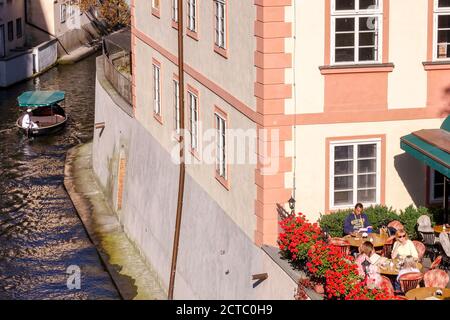 Prague Certovka canal - Devils Channel petit bateau et touristes au Restaurant Prague Mala Strana Kampa Island Prague, Stream République tchèque Banque D'Images