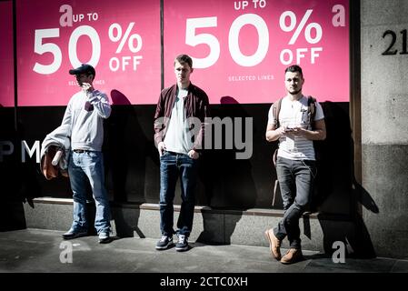 Les gens dans les rues de Londres, Royaume-Uni Banque D'Images