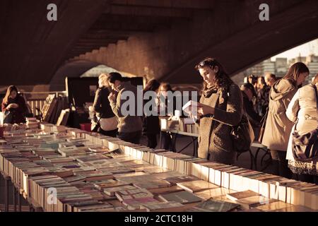 Les gens qui parcourent des livres dans la réserve de livres de Southbank, au Royaume-Uni Banque D'Images