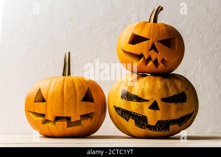 Trois citrouilles sur une table en bois. Halloween et nourriture d'automne Banque D'Images