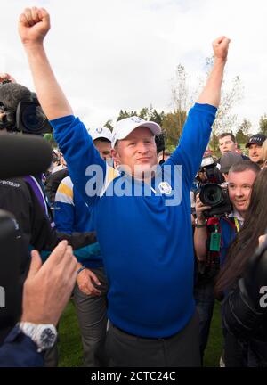 Jamie Donaldson célèbre l'obtention du point qui retient la Ryder Cup 2014 pour l'Europe. Crédit photo : © MARK PAIN / PHOTO D'ALAY Banque D'Images