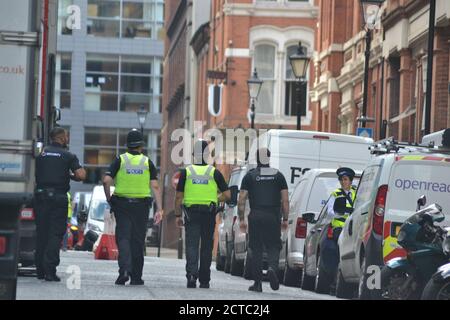Deux policiers des West Midlands et deux agents de sécurité patrouillent deux jours après un important coup de poignardé dans le centre-ville de Birmingham, en septembre 2020 Banque D'Images