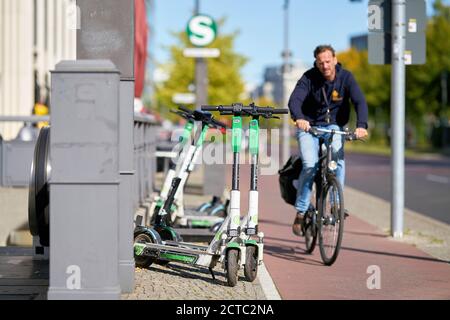 Les e-trottinettes garées du groupe Lime sont un obstacle pour Cyclistes dans le centre-ville de Berlin Banque D'Images