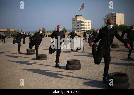 Gaza, la bande de Gaza, Palestine. 22 septembre 2020. Des officiers nouvellement diplômés accomplissent des compétences militaires lors de leur cérémonie de remise des diplômes à l'ouest de la ville de Gaza. Crédit : Mahmoud Khatab/Quds Net News/ZUMA Wire/Alay Live News Banque D'Images