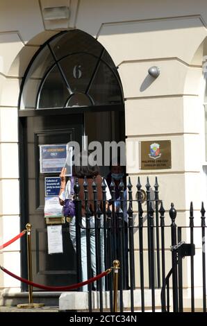 Londres, Royaume-Uni. 22 septembre 2020. Elle se couvre de la tête pour faire la queue à l'ambassade des Philippines dans le West End. West End de Londres occupé au soleil avant l'arrivée du temps humide et l'introduction de restrictions de coronavirus. Credit: JOHNNY ARMSTEAD/Alamy Live News Banque D'Images