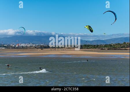 Alvor, Portugal - 17 août 2020 : kite surfeurs à l'estuaire d'Alvor près de la ville d'Alvor, en Algarve, Portugal, avec la montagne Monchique sur le Banque D'Images