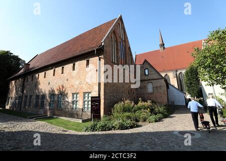 22 septembre 2020, Mecklembourg-Poméranie occidentale, Rostock : le monastère de la Sainte Croix avec l'église du monastère (r). Les célébrations de la fondation du monastère il y a 750 ans ont commencé par un déménagement de l'hôtel de ville au monastère. Le monastère est considéré comme le plus ancien complexe de construction préservé de Rostock et est l'un des plus importants monuments architecturaux de la ville. Photo: Bernd Wüstneck/dpa-Zentralbild/dpa Banque D'Images