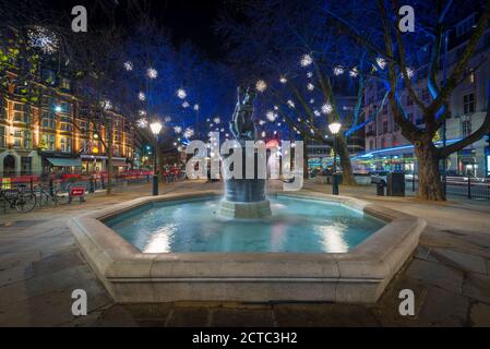 Fontaine de Vénus sur Sloane Square à Noël, Londres, Royaume-Uni Banque D'Images