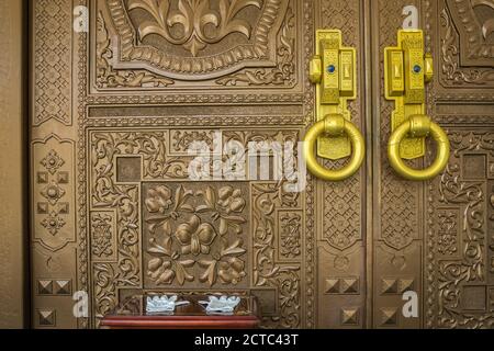 Porte en bronze dans la Grande salle, Corée du Nord Banque D'Images