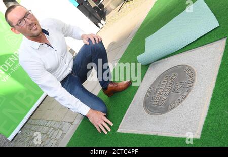 22 septembre 2020, Mecklembourg-Poméranie occidentale, Neubrandenburg : Andreas Dittmer, trois fois champion olympique et huit fois champion du monde en canoë, s'agenouille à la première plaque de bronze de la « Marche du Sport ». La ville de Neubrandenburg a présenté une « marche du sport » pour les athlètes les plus performants de la région. Dittmer a été champion olympique en canoë, pour la dernière fois en 2004, puis a travaillé pour le Sportclub Neubrandenburg. À partir d'octobre 2020, il sera également remplacé par la Fédération allemande de canoë en tant qu'entraîneur. Neubrandenburg est une base fédérale pour les courses de canoë. La « marche du sport » doit être conduite depuis le centre Banque D'Images