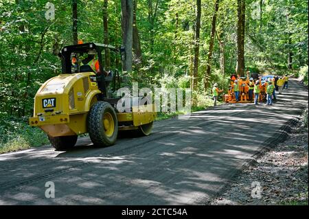 ÉTATS-UNIS - 09-21-2020: LES équipes VDOT installent le DSA (Driving surface Aggregate) le long d'une section d'Old Waterford Road comme site d'essai. Ce ver de Virginie Banque D'Images