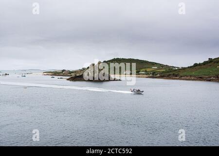 Un bateau voyageant le long du canal entre Tresco et Bryher Dans les îles de Scilly Banque D'Images