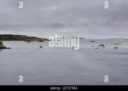 Bateaux dans le chenal entre Tresco et Bryher, îles de Scilly Banque D'Images